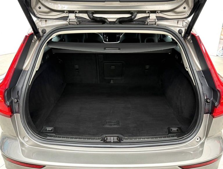 2019 68 VOLVO V60 2.0 D4 MOMENTUM ESTATE 5DR DIESEL AUTO EURO 6 (S/S) (190 PS) D