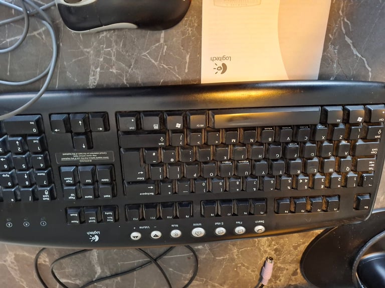 Acer Monitor 21 inch screen, Logitech Keyboard 