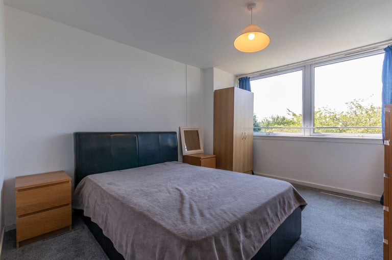 Desirable, 3-bedroom, HMO flat with parking, near the Gyle - available October