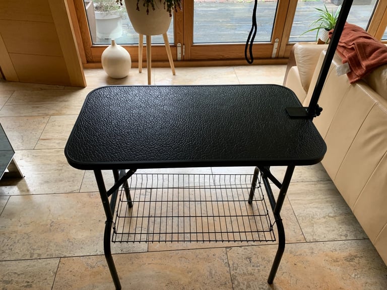 Dog grooming table