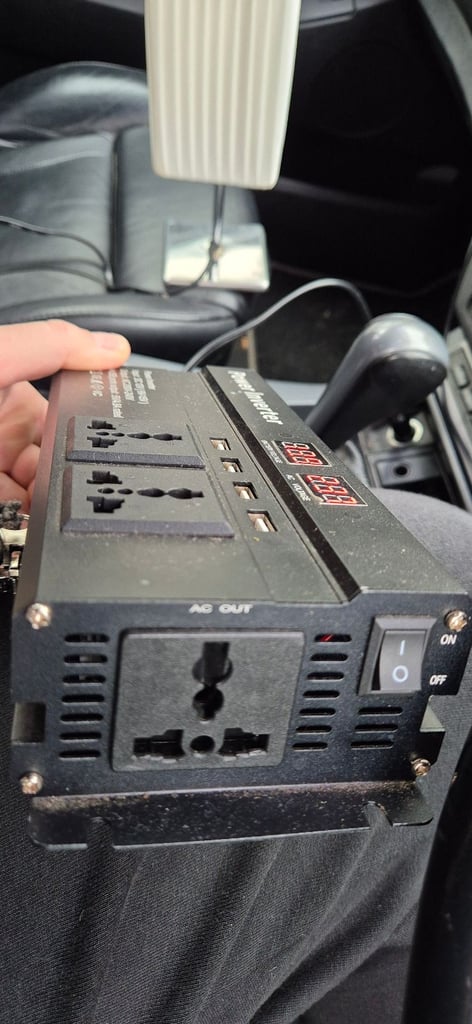 Power inventer 12V and 24V to 230V with portable battery 24V and charger.