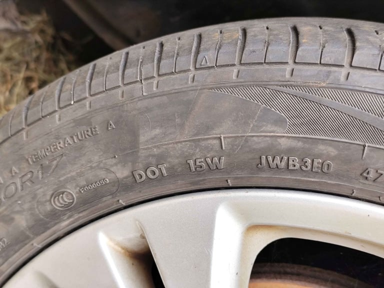 Ford Mondeo MK4 R17 Alloy Wheel whit BAD tyre £60