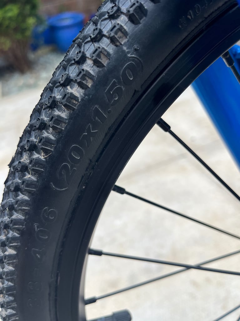 Practically new. Cannondale, Quick, Childs Mountain Bike, Electric Blue. 