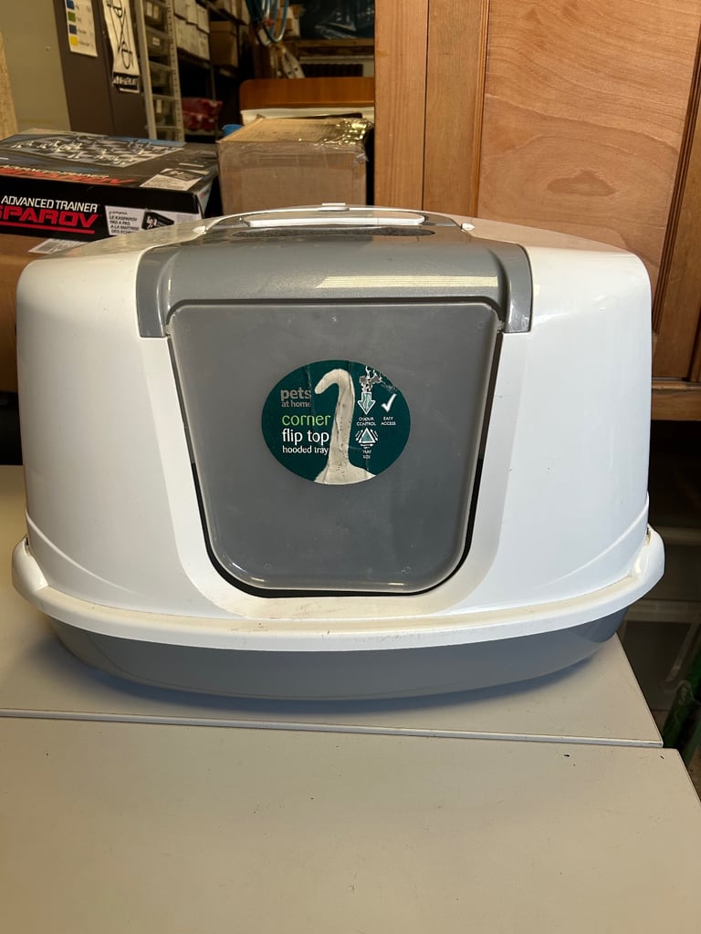 Corner flip top hooded litter tray