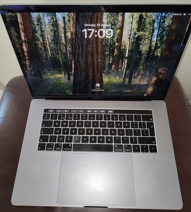 MacBook Pro A1990 – 15Inch Retina, i7, 16GB RAM