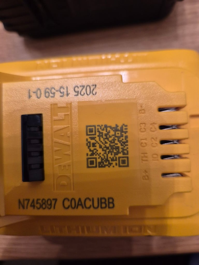 3x dewalt 5amp batteries