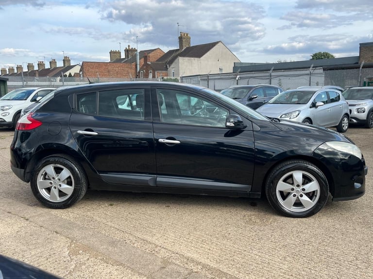 2011 RENAULT MEGANE 1.9 dCi Dynamique TomTom Black - DIESEL - 5 DOOR - PX SWAP