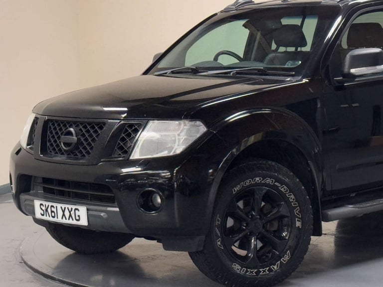 2011 Nissan Navara Double Cab Pick Up Tekna 2.5dCi 190 4WD PICK UP DIESEL Manual