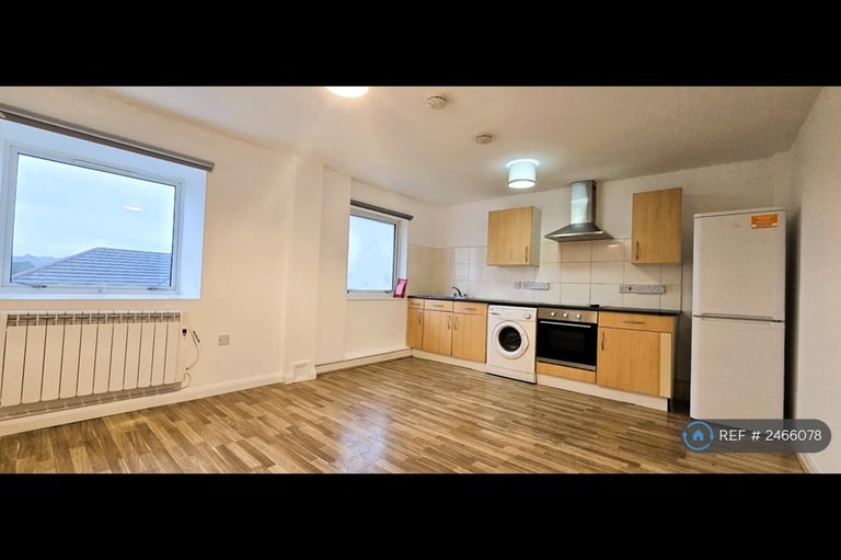 image for 3 bedroom flat in Milliners Court, Luton, LU3 (3 bed) (#2466078)