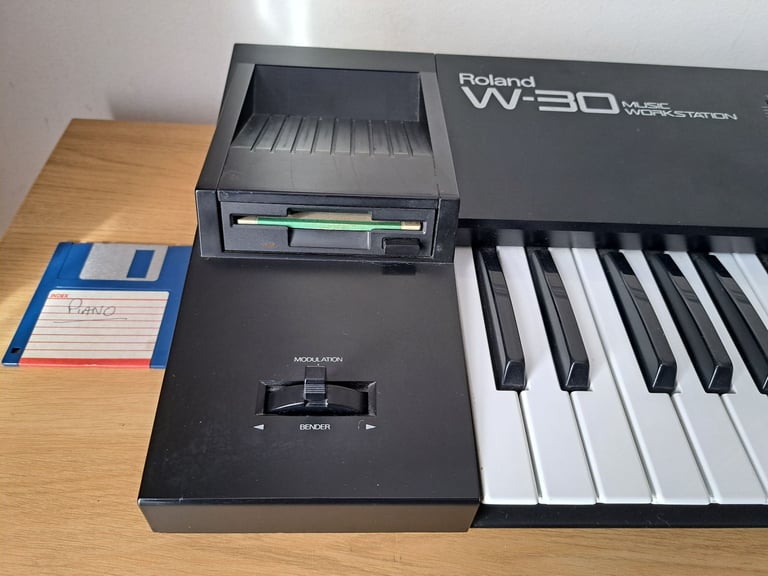 Roland W-30 Sampling Workstation Synthesizers Keyboard ( Rare ) + Metal Case