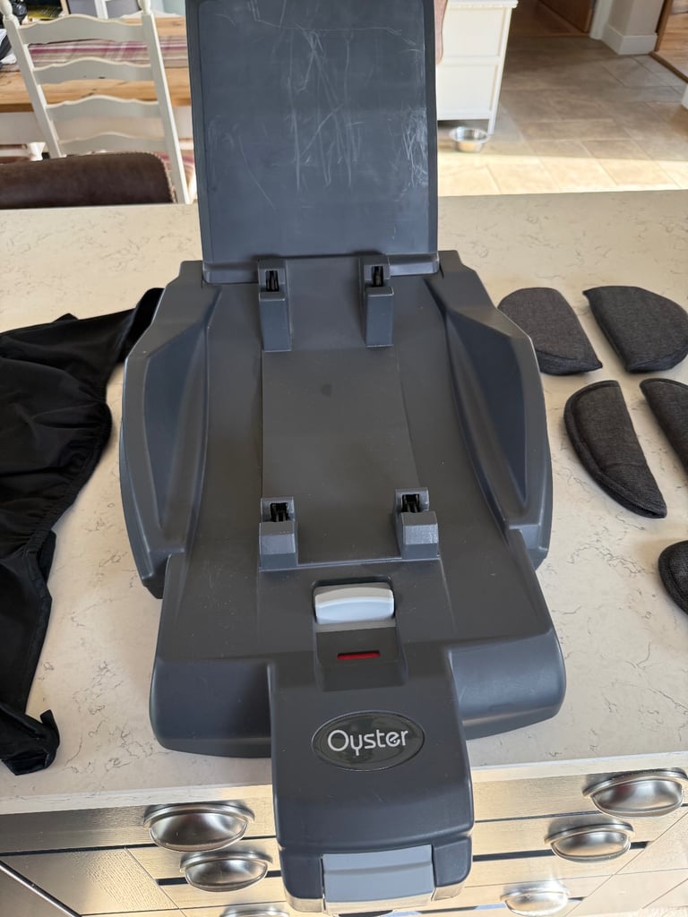Oyster Carapace car seat and isofix base