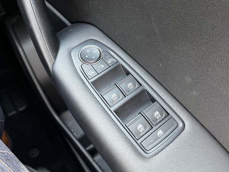 2020 Renault Captur ICONIC TCE Hatchback Petrol Manual