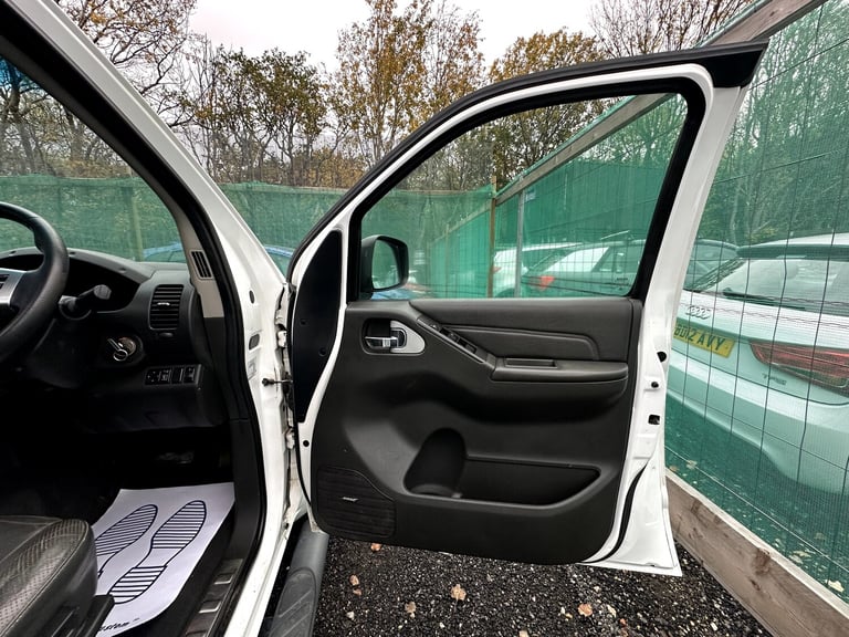 2013 Nissan Navara 3.0 dCi V6 Outlaw 4WD Diesel 4-Door Diesel