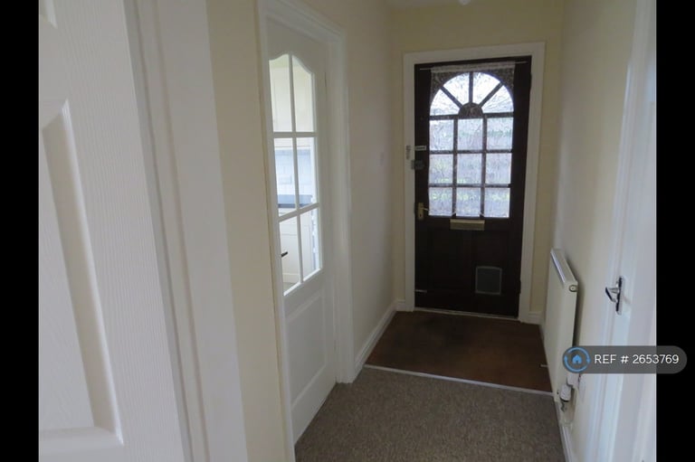2 bedroom flat in Mowbray Drive, Reading, RG30 (2 bed) (#2653769)