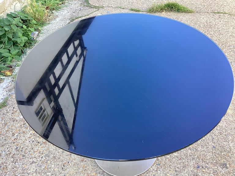Restaurant large and small round tables with tempered glass excellent condition 