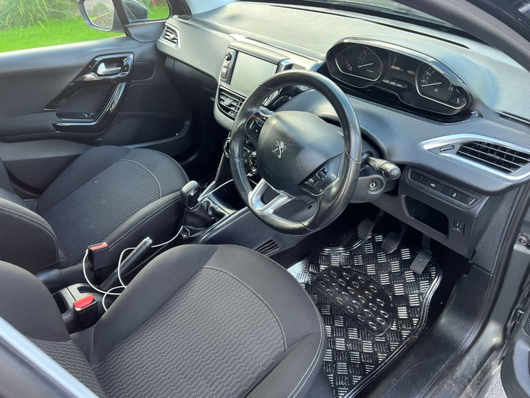 PEUGEOT 208 PURETECH 2017 WITH ONLY 33 K MILES EXCELLENT CONDITION