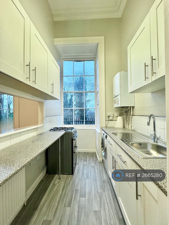 2 bedroom flat in Cornwallis Crescent, Bristol, BS8 (2 bed) (#2665280)