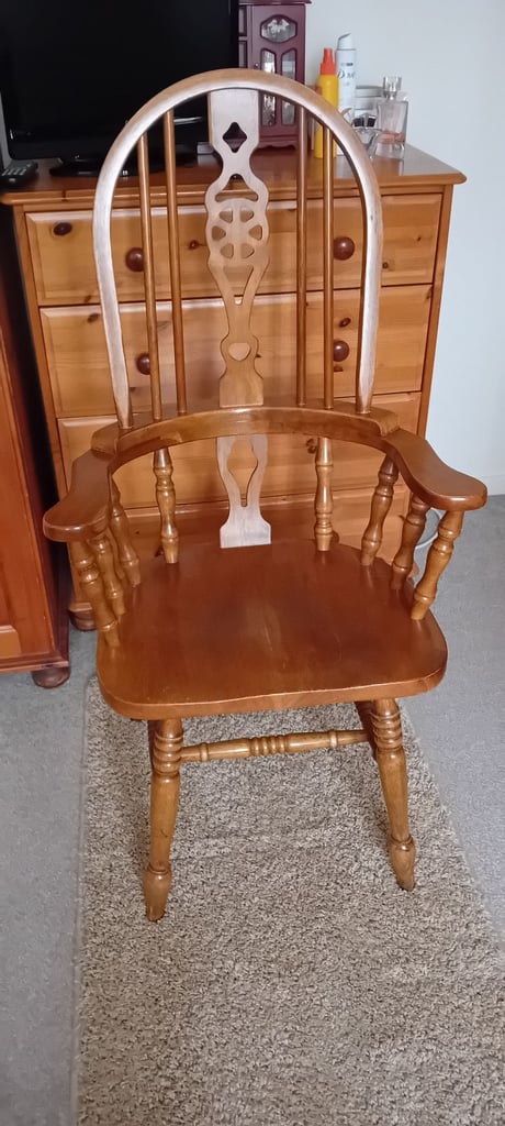 Dining room table and 6 chairs 