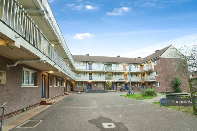2 bedroom flat in Elton House, Bristol, BS2 (2 bed) (#2645967)