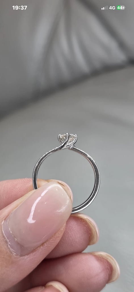 PLATINUM DIAMOND SOLITAIRE RING.