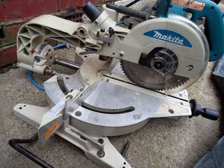 makita 240v mitre saw full working ready for use 