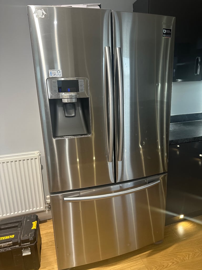 ** Samsung American Fridge freezer with filtered water & ice machine **