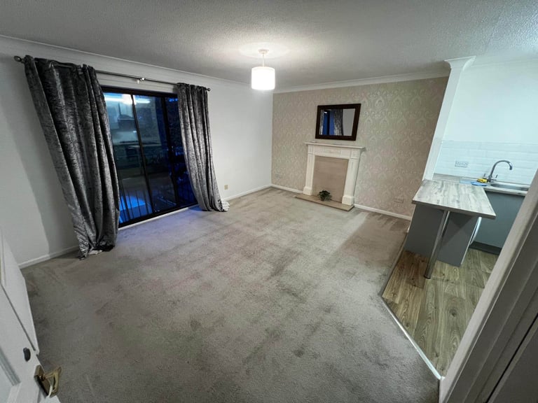 2 bed flat to let, immediately 