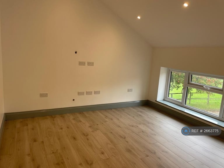 2 bedroom flat in Clay Hill, Beenham, Reading, RG7 (2 bed) (#2663775)