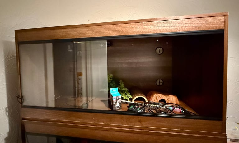 ReptiLife 4ft walnut Vivarium with accessories 