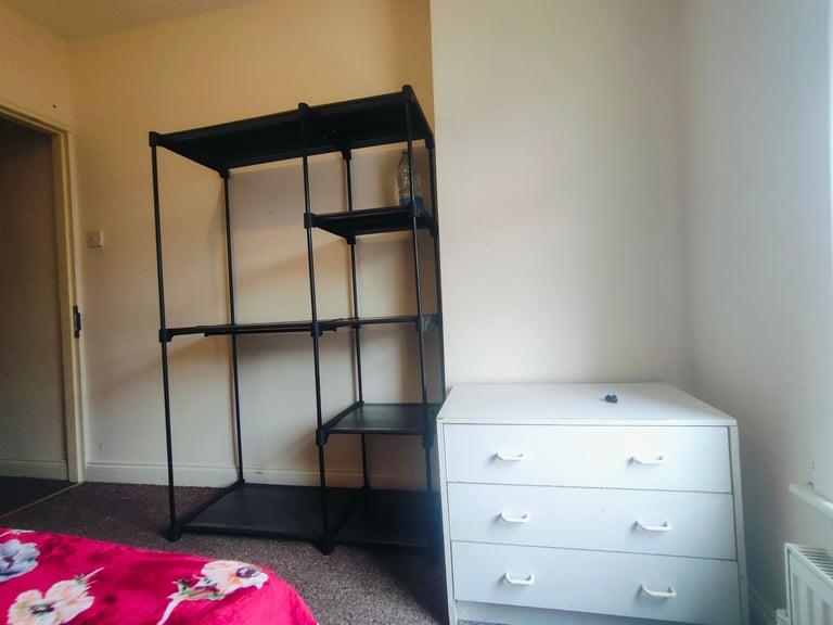 Single (Bedsit) and Double rooms to share on cal-de-sec quiet street 7 mins walk to train station