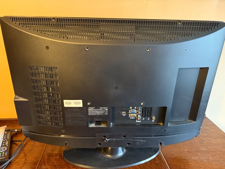 Hitachi 32” TV (32LD4550U) with remote and books