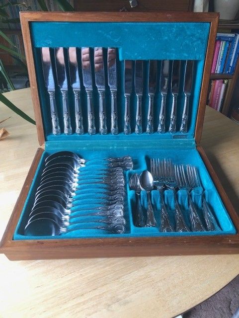 Vintage 44pc Kings pattern canteen.