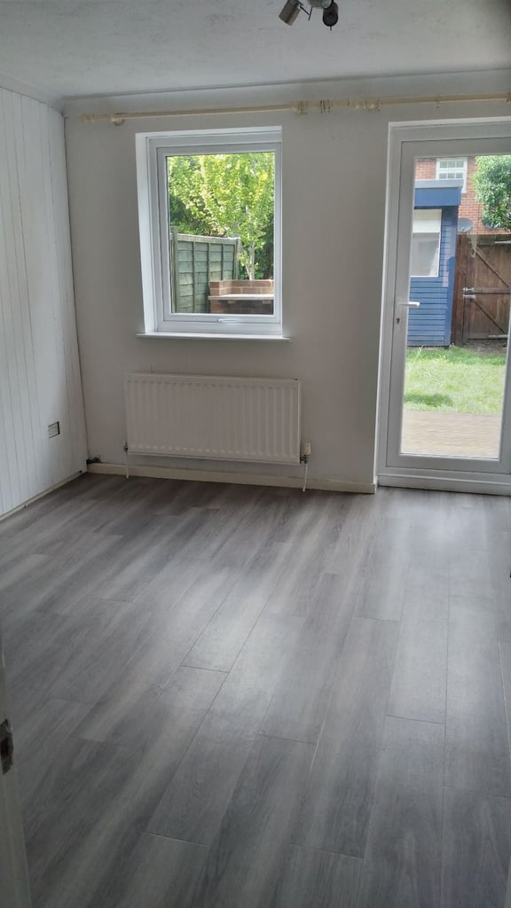 2 bed house for rent, close to centre & Rg12 9RT
