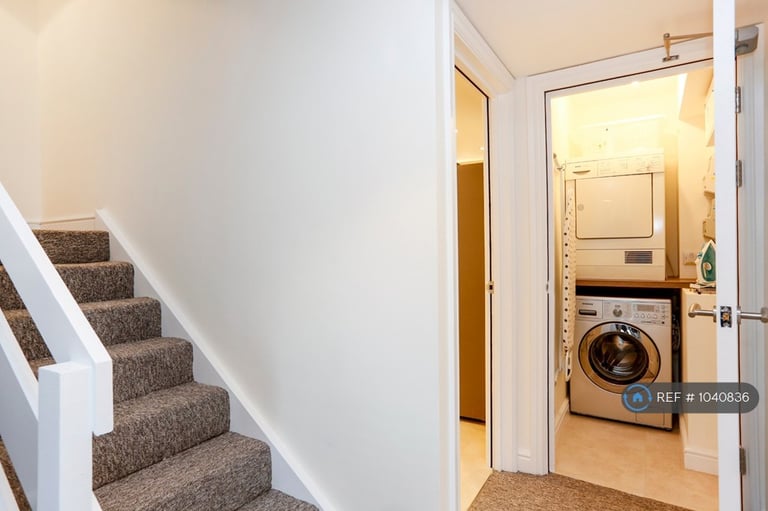 1 bedroom in Barrow Hill Close, Worcester Park, KT4 (#1040836)