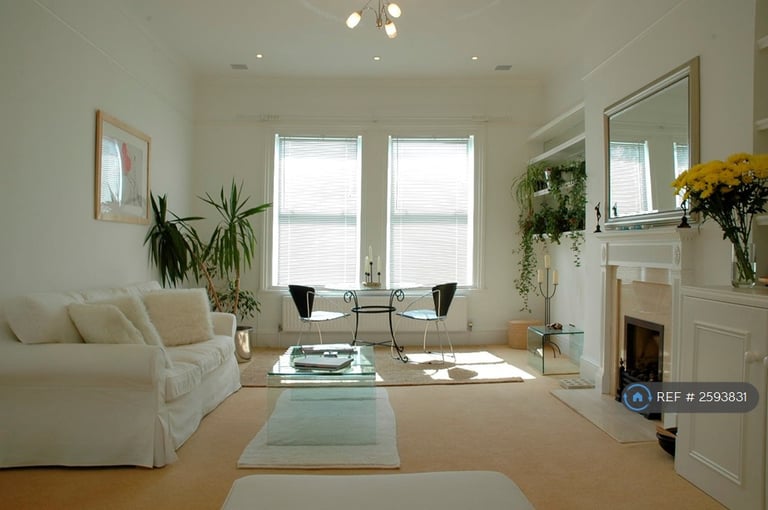 3 bedroom flat in Petersham Road, Richmond, Surrey, TW10 (3 bed) (#2593831)