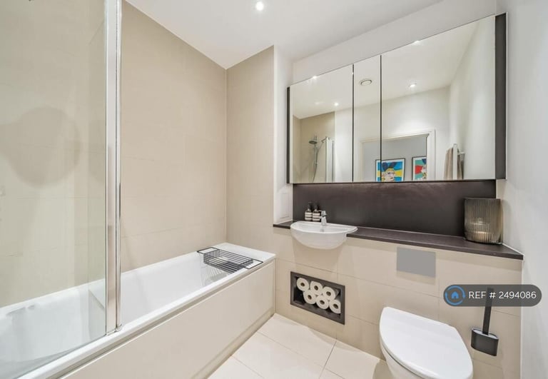 1 bedroom flat in Kingfisher Heights, London, E16 (1 bed) (#2494086)