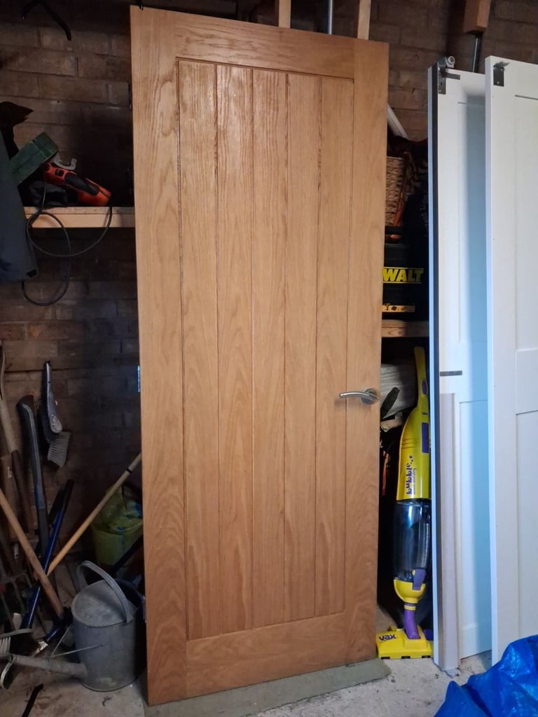 Oak solid door with handle
