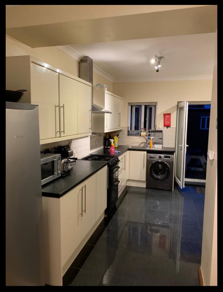 Large Double Room With Great City Links!