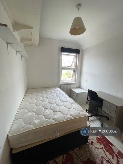 6 bedroom house in Artillery Road, Guildford, GU1 (6 bed) (#2665802)