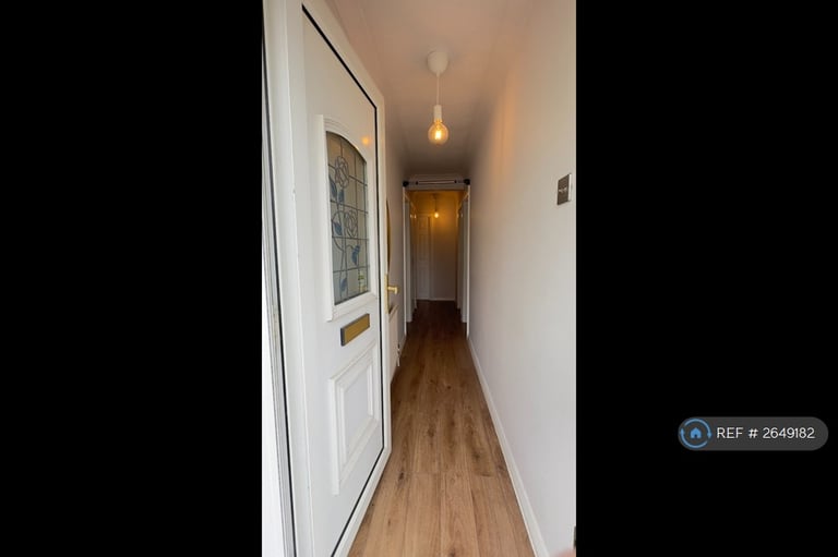 2 bedroom flat in Eastern Avenue, Ilford, IG2 (2 bed) (#2649182)