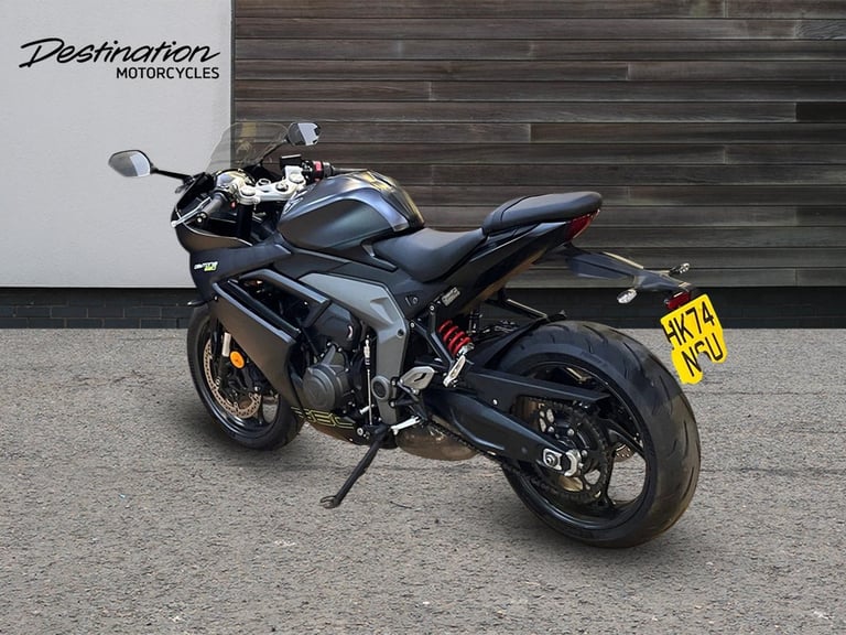 2025 Triumph Daytona 660 PREMIUM TWIN COLOUR Petrol black 6 Speed