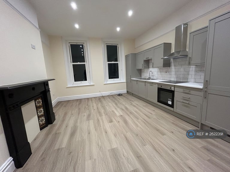 3 bedroom flat in Normanton Avenue, Liverpool, L17 (3 bed) (#2622391)