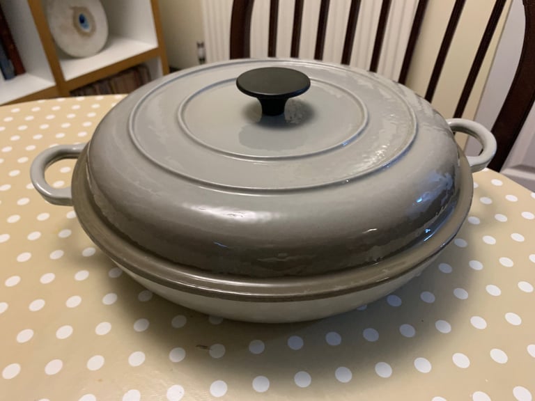 image for Round cast iron casserole pot