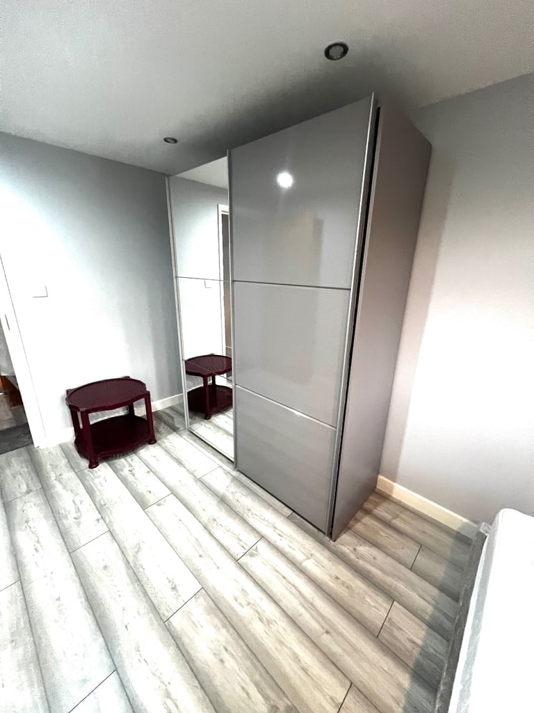 DOUBLE ROOM TO LET AT LEYTON  E10 6AU AREA FOR FEMALES ONLY. 