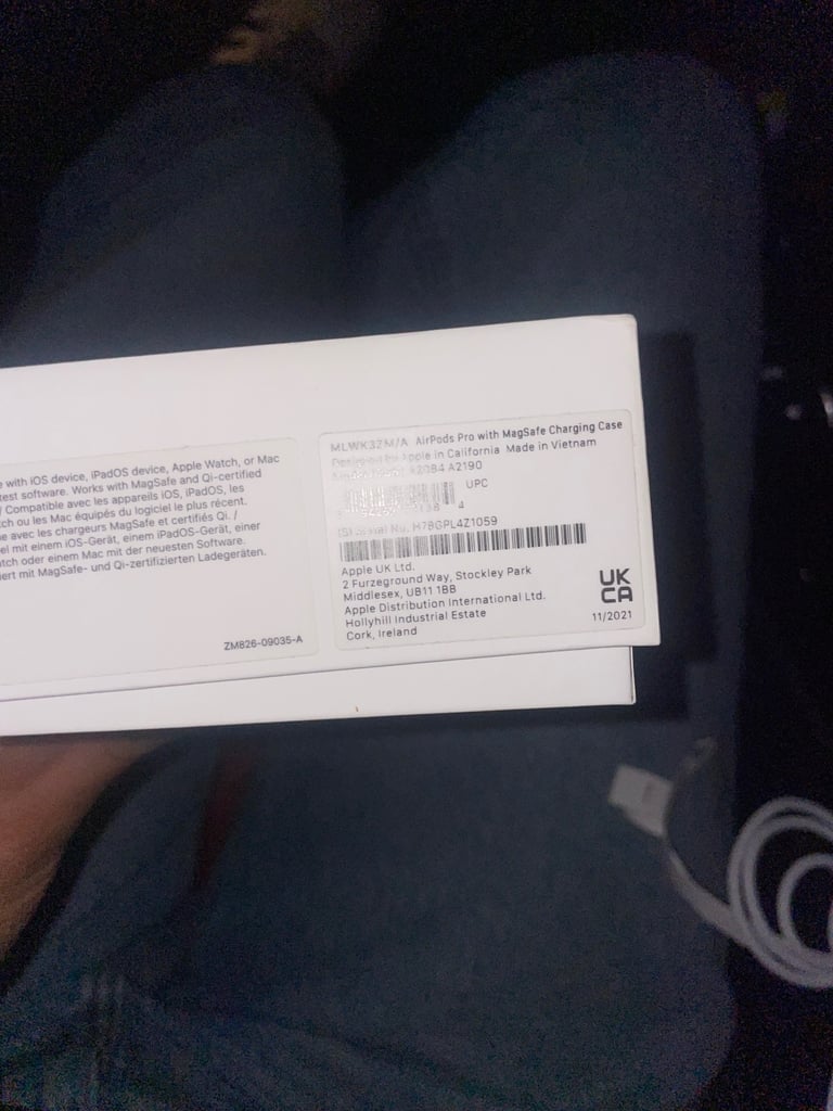 Apple AirPods with MagSafe charging case 