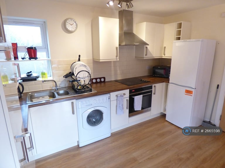 3 bedroom flat in Methuen Road, Bournemouth, BH8 (3 bed) (#2665598)