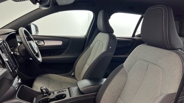 2022 Volvo XC40 Core, B3 mild hybrid, Petrol (Apple CarPlay, Power Tailgate, Google Nav) Estate P...