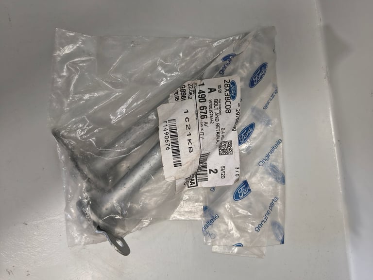 Ford Transit 2 x Subframe 1 490 676 , 2 x Suspension bolts 1 386 610 and one unidentified bolt.