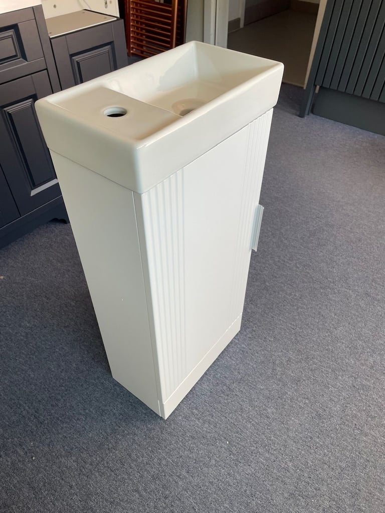 Deco vanity unit and basin