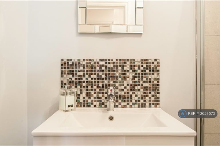 2 bedroom flat in Gilbey Road, London, SW17 (2 bed) (#2658673)